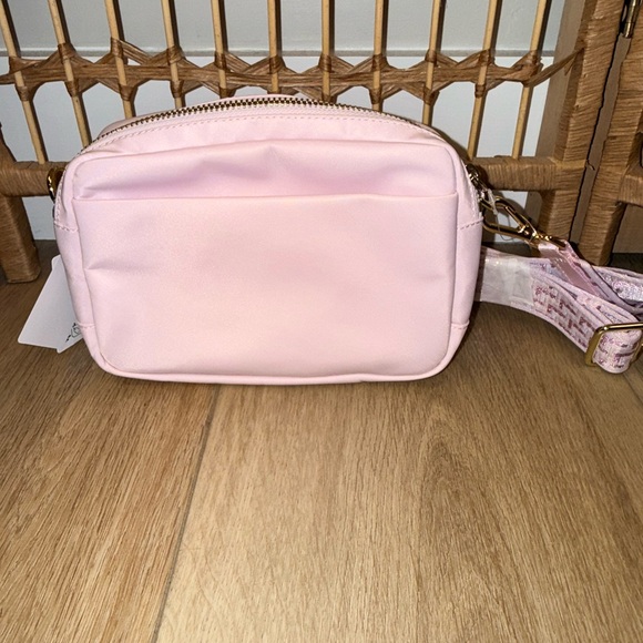 NWT Lululemon Everywhere Crossbody Bag 2L L Monogram Metallic Blissful Pink/Gold - Picture 7 of 13